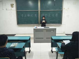 英语写作协会进行社团“专业描述...