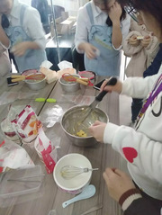 DIY甜品社举办制作曲奇饼干活...