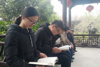 读者协会在东坡公园开展《百年孤...
