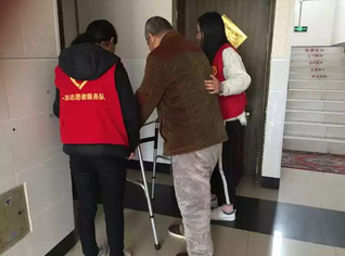 星火青年志愿者协会在兰陵敬老院...